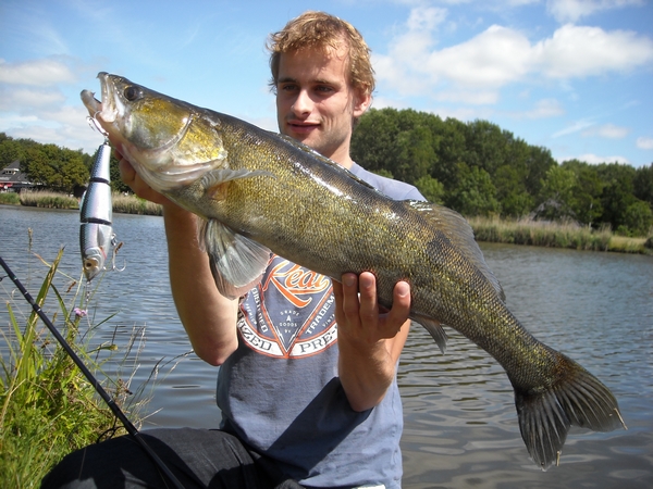 Heel boos Aantrekkingskracht rit Snoekbaars op de LiveTarget plug - Vissen met Kunstaas .nl